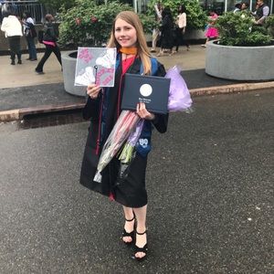 Hey, my name is Desireé. Check out my closet 🌺🌴